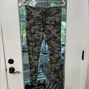 👖💚Sundry💚👖Camo Skinny Sweatpants Size 2